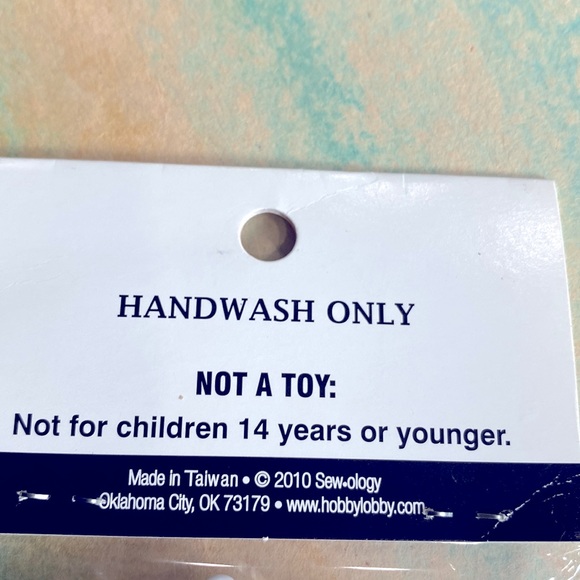 Rare New Sealed Sew-Ology 2010 Collection Sewing Notions Feet Buttons 8 Count !! - Picture 4 of 5